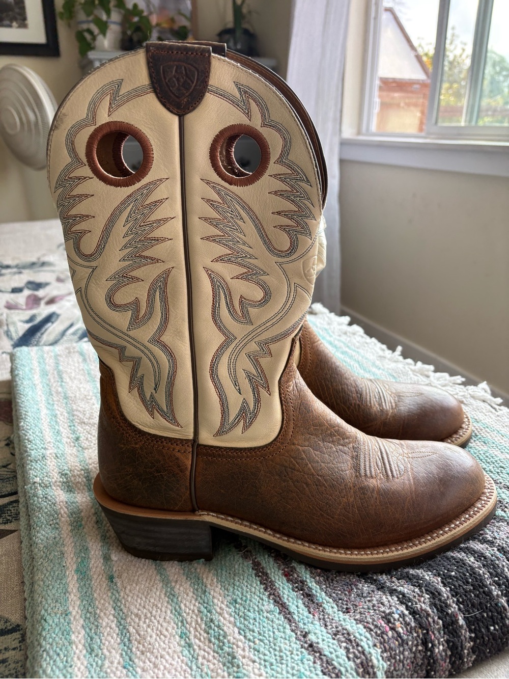 Women’s Ariat  teal and Cream Western Pull-On Boots, like new